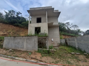 Casa em condominio com 3 quartos sendo 1 sute, Caxito